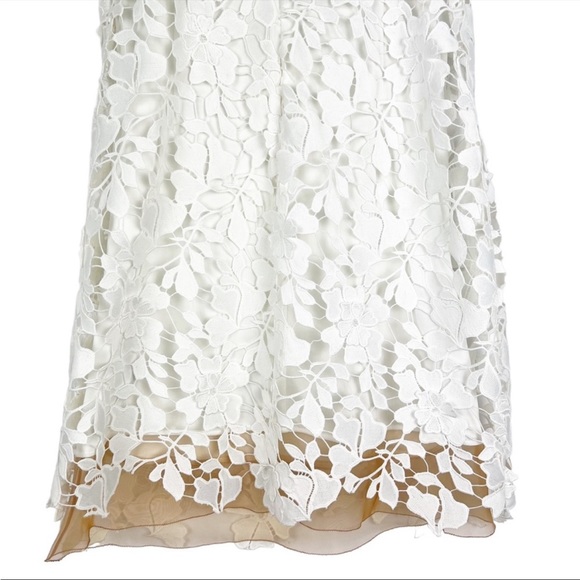 Vera Wang White Embroidered Lace
Dress 6 - Picture 10 of 12